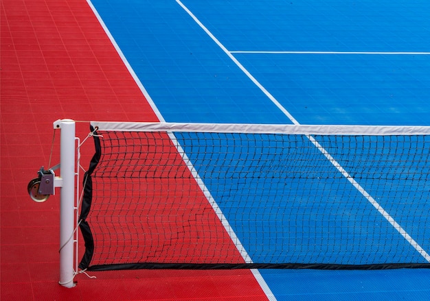 Pista dura de tenis azul vacía