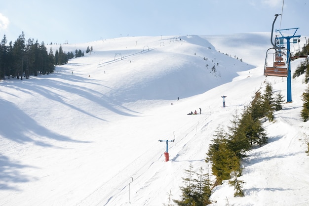 La pista de esquí está cubierta de nieve.