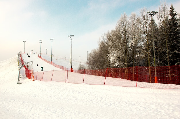 Foto pista de esquí en invierno