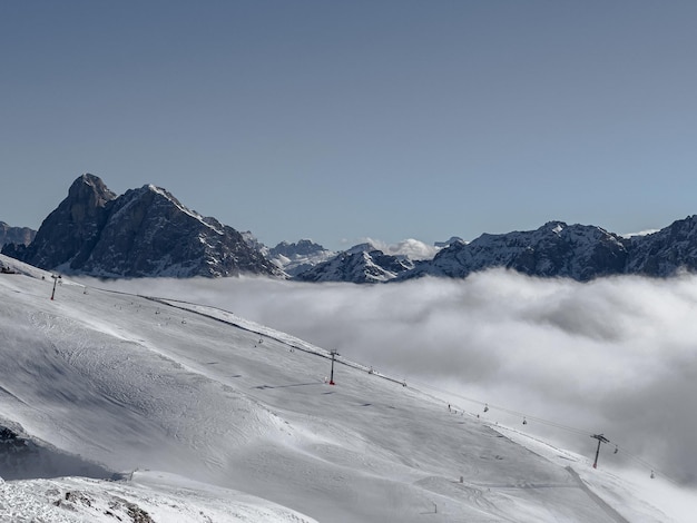 Pista de esquí en las montañas con algunas nubes de droga