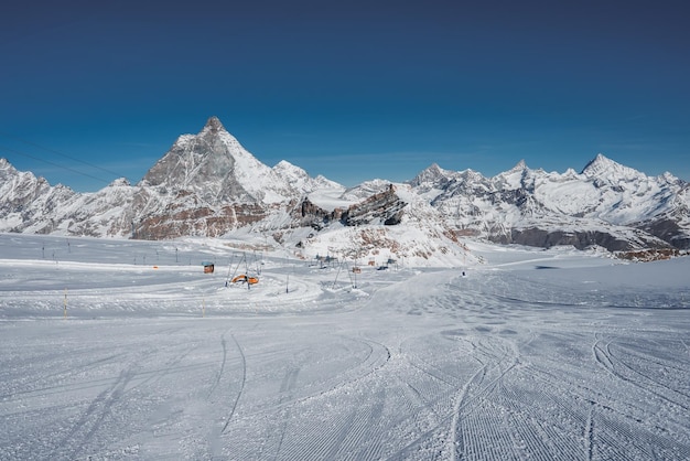 Pista de esquí y montañas nevadas de invierno matterhorn es una montaña en los alpes peninos