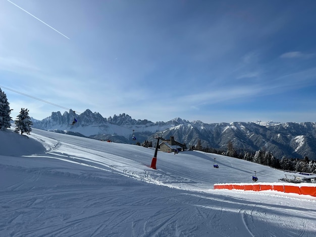 Pista de esquí nevada con telesilla