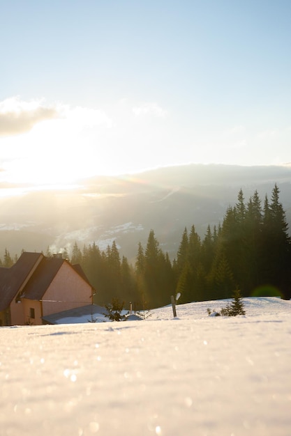 Pista de esquí y telesilla con árboles cubiertos de nieve en un día soleado Zona de esquí de Combloux Alpes franceses