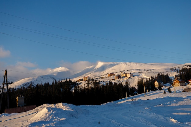 Pista de esquí y telesilla con árboles cubiertos de nieve en un día soleado Zona de esquí de Combloux Alpes franceses