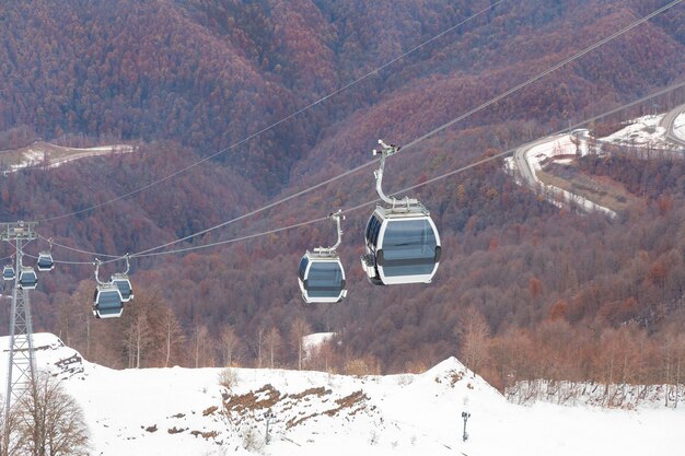 Pista de esquí vacía en invierno y cielo azul. Prepara tu pista de esquí.