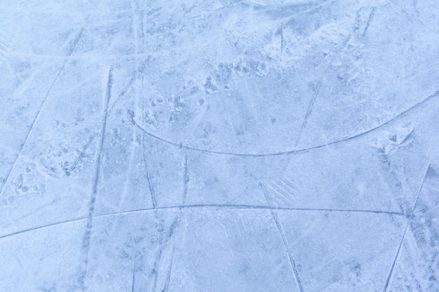 Pista de hielo vacía con marcas de patinaje después de la sesión textura de pista de hielo al aire libre cubierta de nieve