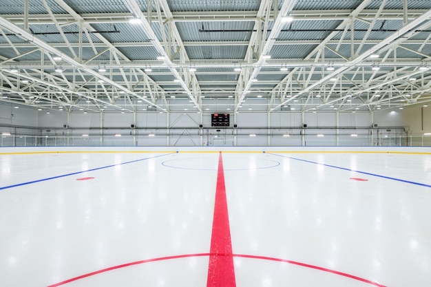 Pista de hockey sobre hielo vacía con tablero de puntuación