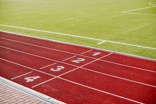 Foto pista roja en el estadio con números