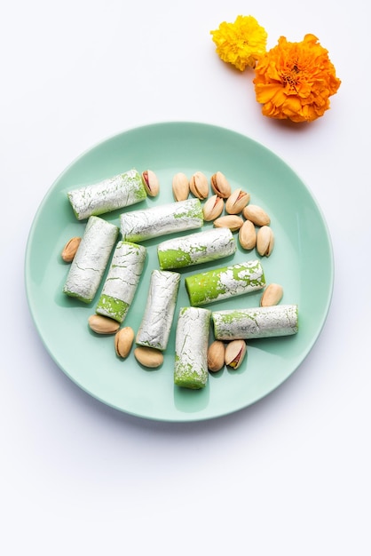 Pista Roll oder Pistachio Rolls Mithai oder Sigar Indische Süßigkeit oder Dessert für Festivals