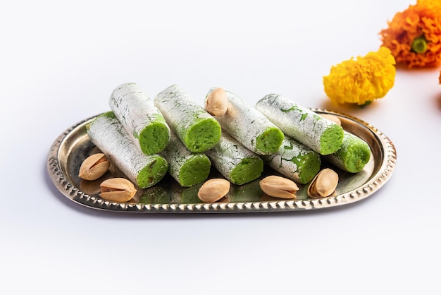 Pista Roll Ou Pistachio Rolls Mithai ou sigar Indian doce ou sobremesa para festivais