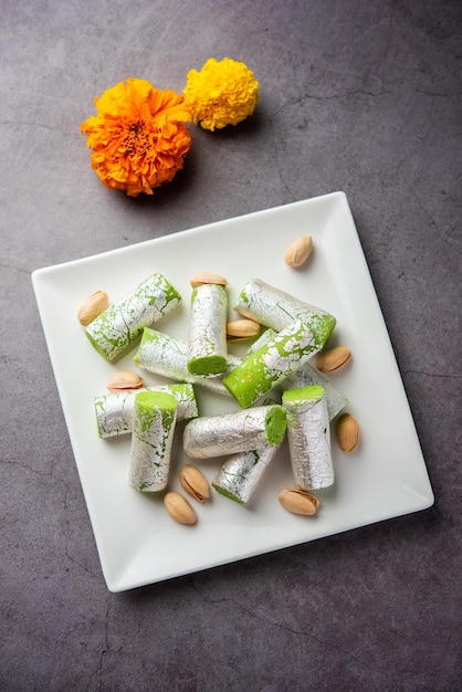 Pista Roll Ou Pistachio Rolls Mithai ou sigar Indian doce ou sobremesa para festivais