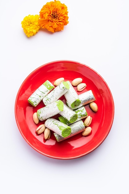 Pista Roll Ou Pistachio Rolls Mithai ou sigar Indian doce ou sobremesa para festivais