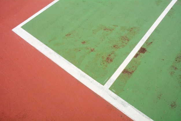 Foto pista de tenis roja y verde - primer plano