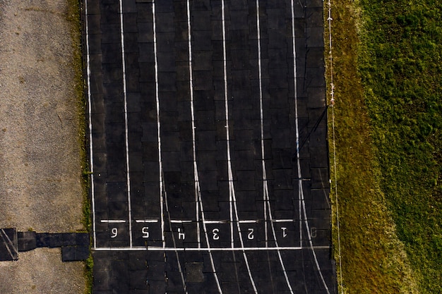 Pista de textura con números de carril, pista de atletismo.