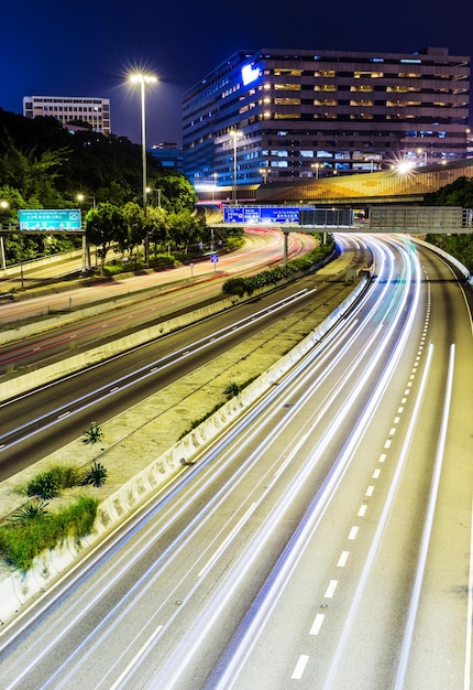 Pista de tráfico en la carretera por la noche