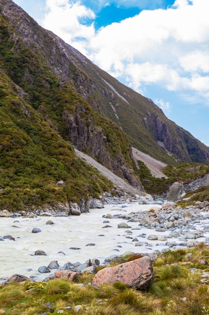 La pista entre el valle verde de los Alpes del Sur en el lago Mueller, Isla del Sur, Nueva Zelanda