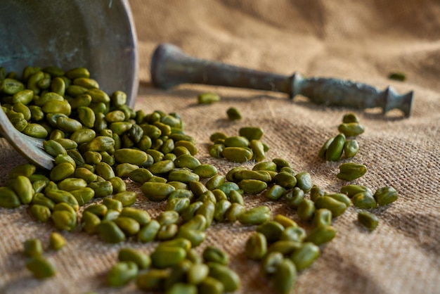 Pistaches descascados em uma mesa em um tecido de cânhamo feito à mão.