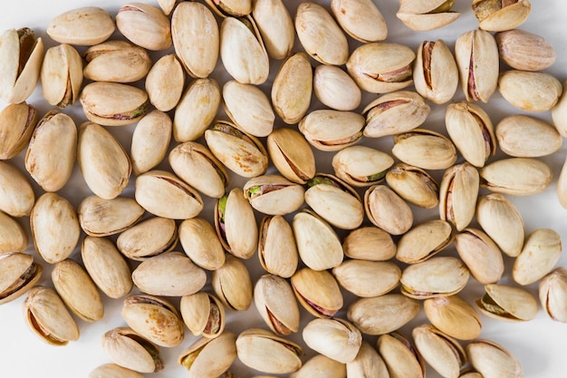 pistacho aislado sobre fondo blanco con trazado de recorte y profundidad de campo completa Vista superior