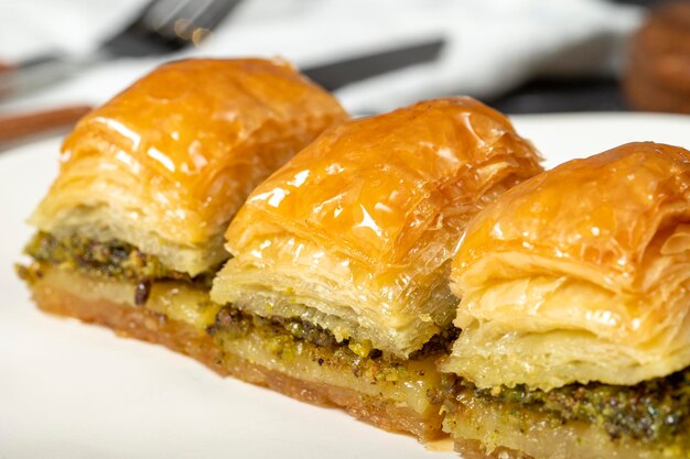 Foto pistacho baklava pistacho baklava con jarabe sobre un fondo oscuro delicias de la cocina turca de cerca