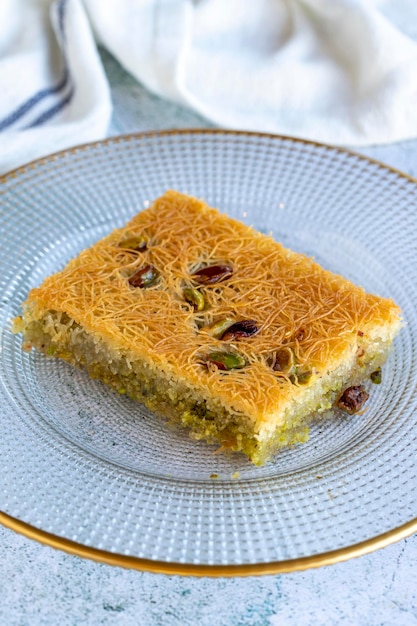 Foto pistacho kadaif postre delicias tradicionales de la cocina mediterránea kadayif en fondo gris de cerca