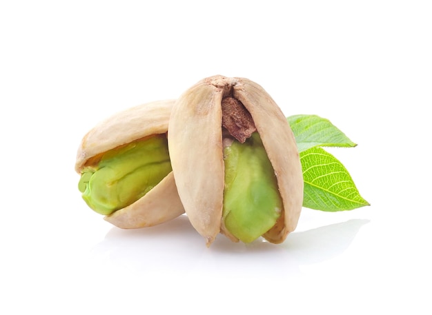 Pistacho en primer plano con hojas