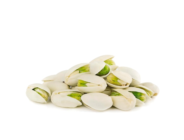 Pistachos aislado sobre un fondo blanco.