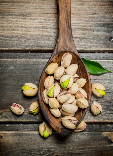 Pistachos en una cuchara de madera