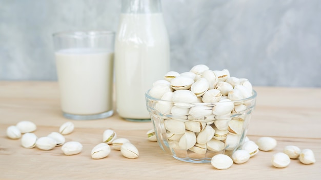 Pistachos de leche en una mesa de madera.