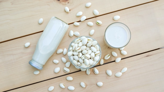 Pistachos de leche en una mesa de madera.