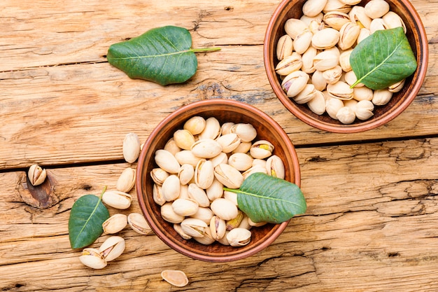 Pistachos en mesa de madera