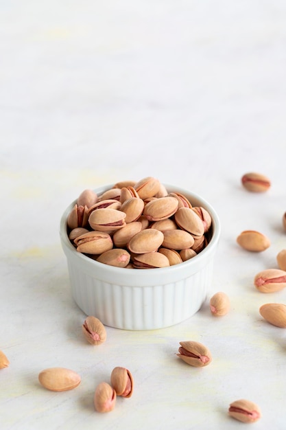 Pistachos sobre un fondo de madera blanca