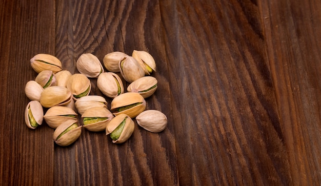 pistachos sobre fondo de madera