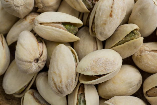 Pistachos sueltos con cáscara abierta