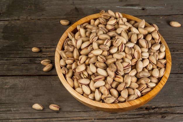 Pistachos en un tazón de madera