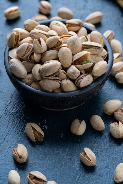 Pistachos tostados y salados en tazón de cerámica