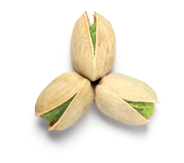 Pistachos tostados sobre un blanco