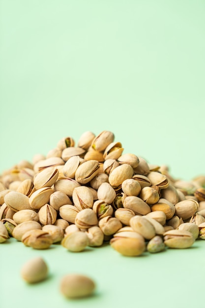 Pistachos tostados sobre verde