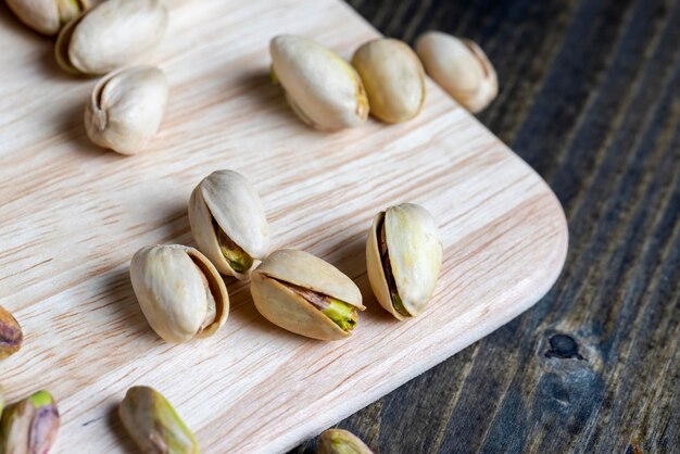 Pistachos verdes fritos en una cáscara