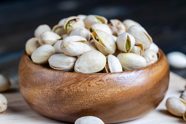 Pistachos verdes fritos en una cáscara