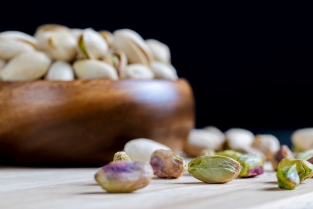 Pistachos verdes fritos en una cáscara