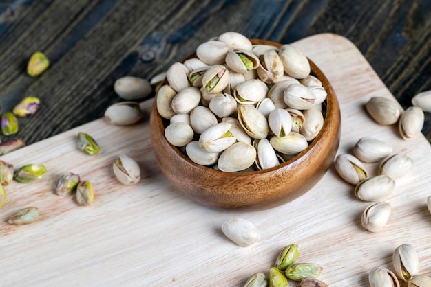 Pistachos verdes fritos en una cáscara