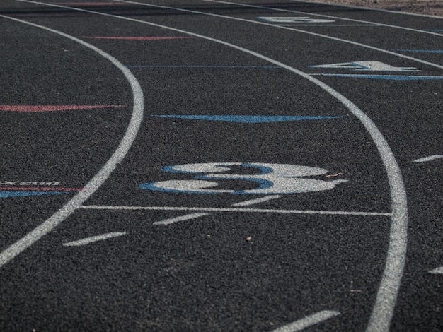 Foto pistas de atletismo en la escuela secundaria.