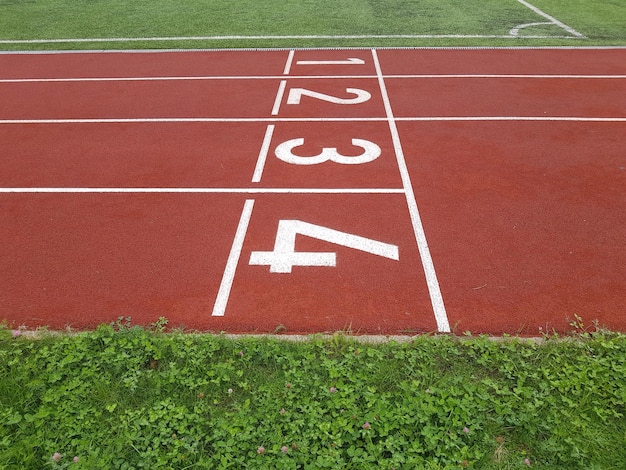 Foto pistas de atletismo rojas en el estadio