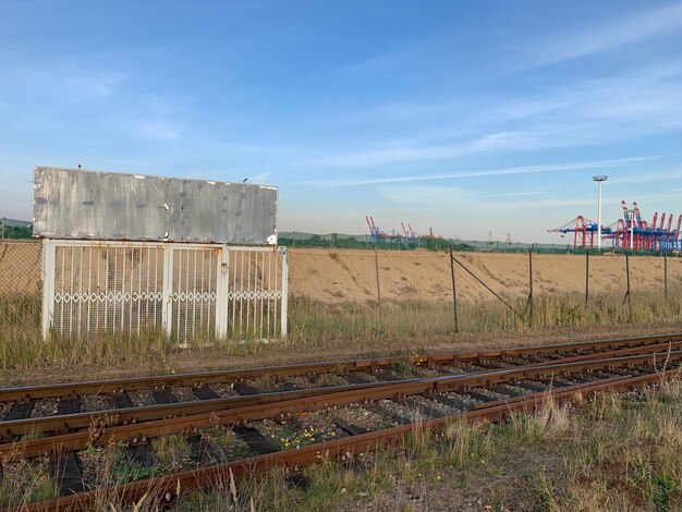 Pistas en el campo contra el cielo