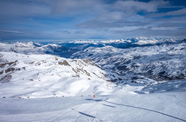 Foto pistas de esqui e montanhas da estância de les menuires nos alpes franceses frança