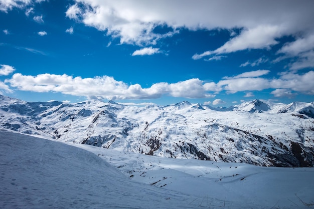 Foto pistas de esqui e montanhas da estância de les menuires nos alpes franceses frança