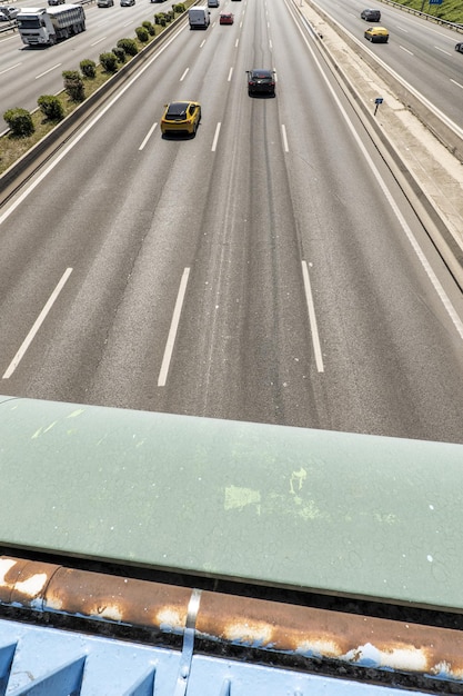 Foto pistas do anel viário m 30 com muito tráfego