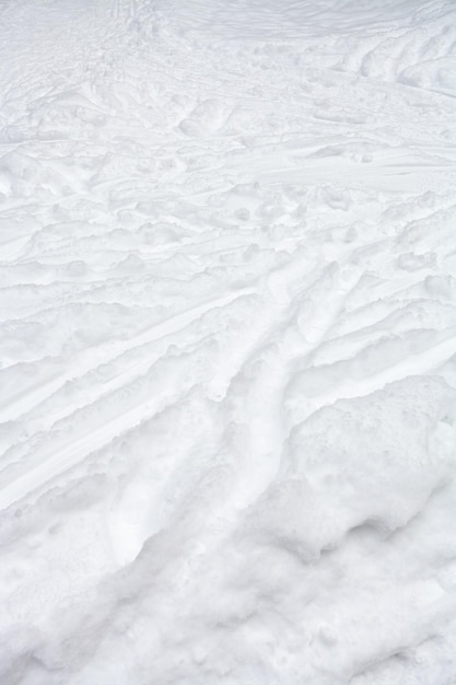 Pistas e caminhos de esqui na neve no inverno