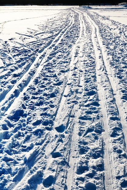 Pistas de esquí en campo nevado en día de invierno