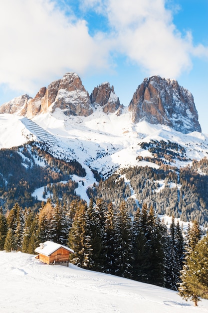 Pistas de esquí en la estación de esquí de Val di Fassa en invierno Dolomitas, Italia